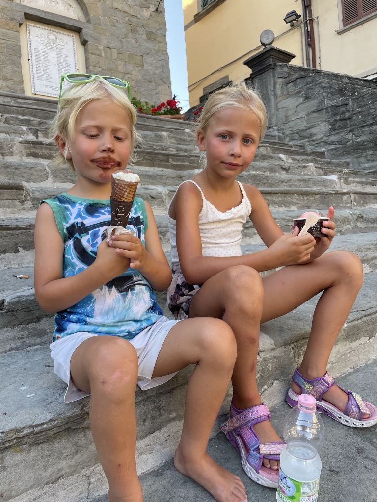 Saga og Storm spiser is i Cortona