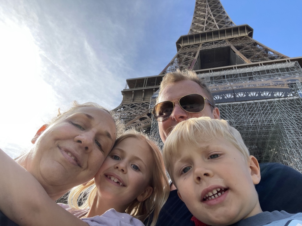 Familien foran Eiffeltårnet